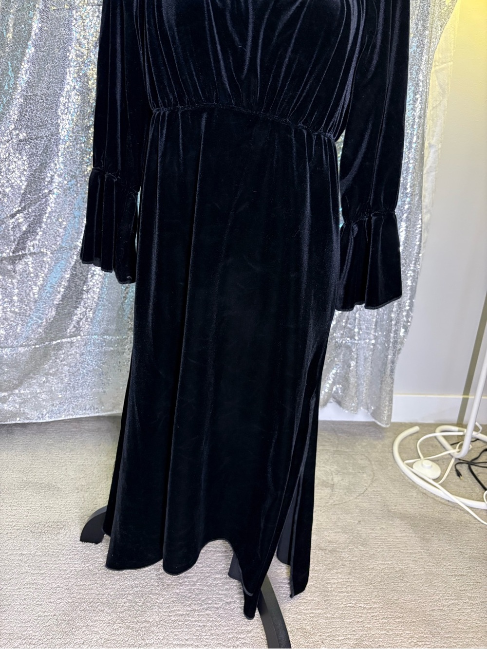 Velvet Gothic Maxi Dress ๐ค - Picture 3 of 5